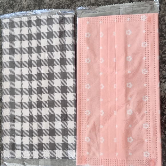 Individually wrapped disposable 3ply mask. - Picture 4 of 5